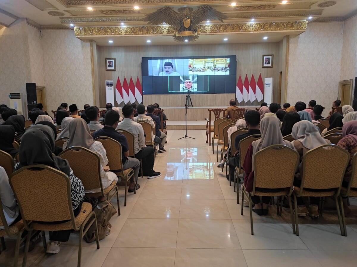 Bupati Fawait rapat koordinasi dengan SPPG se Kabupaten Jember melalui zoom meeting di Pendopo Wahyawibawagraha (foto: Jurnalis.co.id/Sigit)