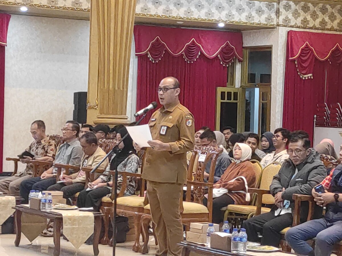 Ketua Satgas MBG Jember Ahmad Helmi Luqman, yang juga sebagai Penjabat Sekda melaporkan acara zoom meeting kepada Bupati Fawait (foto: Jurnalis.co.id/Sigit)