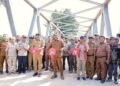 Pemotongan vita oleh Bupati Ketapang sebagai tanda diresmikannya jembatan Karab, Simpang Dua. Foto: Istimewa.