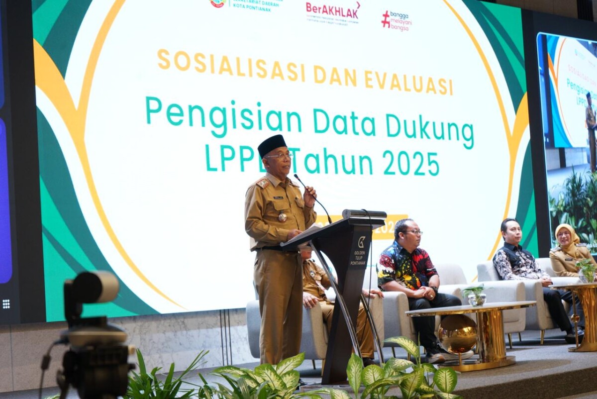 Sekda Kota Pontianak Amirullah saat membuka Sosialisasi dan Evaluasi Pengisian Data Dukung LPPD Tahun 2026