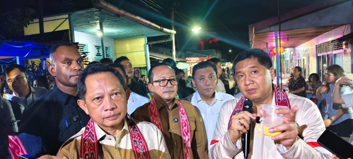 Menteri Perumahan dan Kawasan Permukiman (PKP), Maruarar Sirait, bersama Menteri Dalam Negeri (Mendagri), Muhammad Tito Karnavian, meninjau langsung progres Program Penanganan Sarana dan Prasarana Permukiman Kumuh di Desa Parit Baru, Kabupaten Kubu Raya, Kalimantan Barat, Senin (2/3/2026).