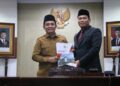 Wakil Ketua DPRD Kota Pontianak Agus Sugianto menyerahkan pandangan umum Fraksi-fraksi DPRD Kota Pontianak kepada Wakil Wali Kota Pontianak Bahasan.