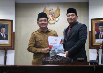 Wakil Ketua DPRD Kota Pontianak Agus Sugianto menyerahkan pandangan umum Fraksi-fraksi DPRD Kota Pontianak kepada Wakil Wali Kota Pontianak Bahasan.