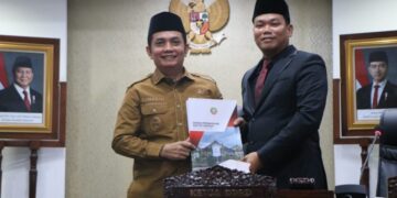 Wakil Ketua DPRD Kota Pontianak Agus Sugianto menyerahkan pandangan umum Fraksi-fraksi DPRD Kota Pontianak kepada Wakil Wali Kota Pontianak Bahasan.