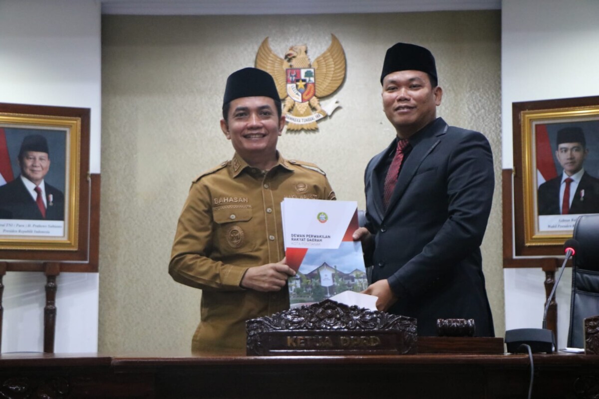 Wakil Ketua DPRD Kota Pontianak Agus Sugianto menyerahkan pandangan umum Fraksi-fraksi DPRD Kota Pontianak kepada Wakil Wali Kota Pontianak Bahasan.