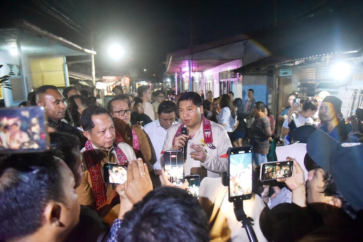 Maruarar Sirait, saat meninjau progres penataan kawasan kumuh di Desa Parit Baru, Kecamatan Sungai Raya, Kabupaten Kubu Raya, Senin (2/3/2026). Turut mendampingi Menteri Dalam Negeri, Tito Karnavian.
