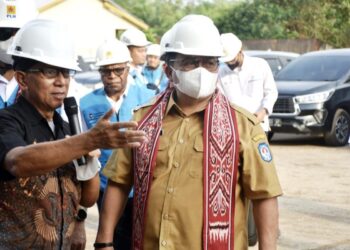 Sukiryanto saat bersama Direktur Manajemen Pembangkitan PT PLN (Persero), Rizal Calvary Marimbo, meresmikan PLTBm Kuala Mandor B di Jalan Trans Kalimantan Km 27 Desa Kuala Mandor A, Senin (2/3/2026).
