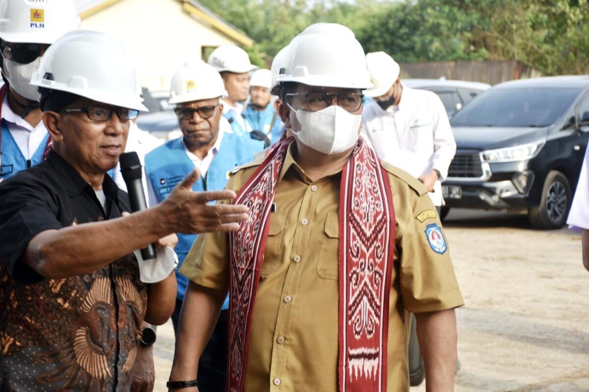 Sukiryanto saat bersama Direktur Manajemen Pembangkitan PT PLN (Persero), Rizal Calvary Marimbo, meresmikan PLTBm Kuala Mandor B di Jalan Trans Kalimantan Km 27 Desa Kuala Mandor A, Senin (2/3/2026).
