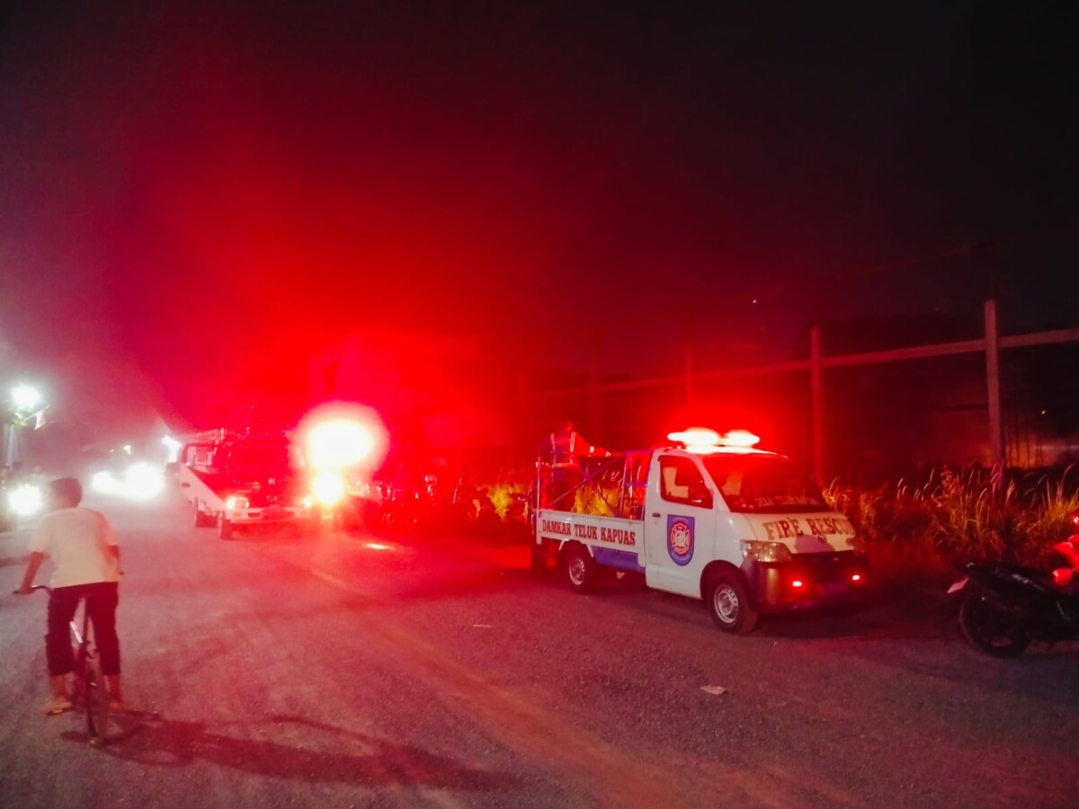 Satu unit gudang produksi kasur milik PT Putra Borneo Barat di kawasan Pabrik Olympic, Jalan Adisucipto, Desa Limbung, Kecamatan Sungai Raya, Kabupaten Kubu Raya, ludes terbakar pada Selasa malam (3/3/2026).