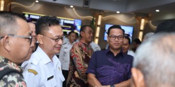 Wali Kota Pontianak Edi Rusdi Kamtono berbincang dengan para peserta Forum Lintas Perangkat Daerah.