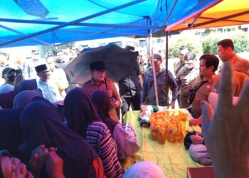 Bupati Kubu Raya, Sujiwo tinjau Operasi Pasar Desa Kuala Dua di halaman Masjid Amin Al Fahim, Kecamatan Sungai Raya, Selasa (3/3/2026)