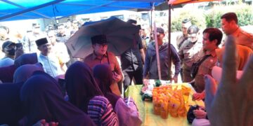 Bupati Kubu Raya, Sujiwo tinjau Operasi Pasar Desa Kuala Dua di halaman Masjid Amin Al Fahim, Kecamatan Sungai Raya, Selasa (3/3/2026)