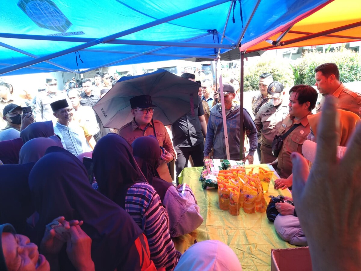 Bupati Kubu Raya, Sujiwo tinjau Operasi Pasar Desa Kuala Dua di halaman Masjid Amin Al Fahim, Kecamatan Sungai Raya, Selasa (3/3/2026)