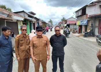 Bupati Kubu Raya, Sujiwo tinjau langsung pembangunan jalan poros ekonomi Desa Kuala Dua hingga Desa Mekar Sari, Selasa (3/3/2026)
