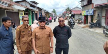 Bupati Kubu Raya, Sujiwo tinjau langsung pembangunan jalan poros ekonomi Desa Kuala Dua hingga Desa Mekar Sari, Selasa (3/3/2026)