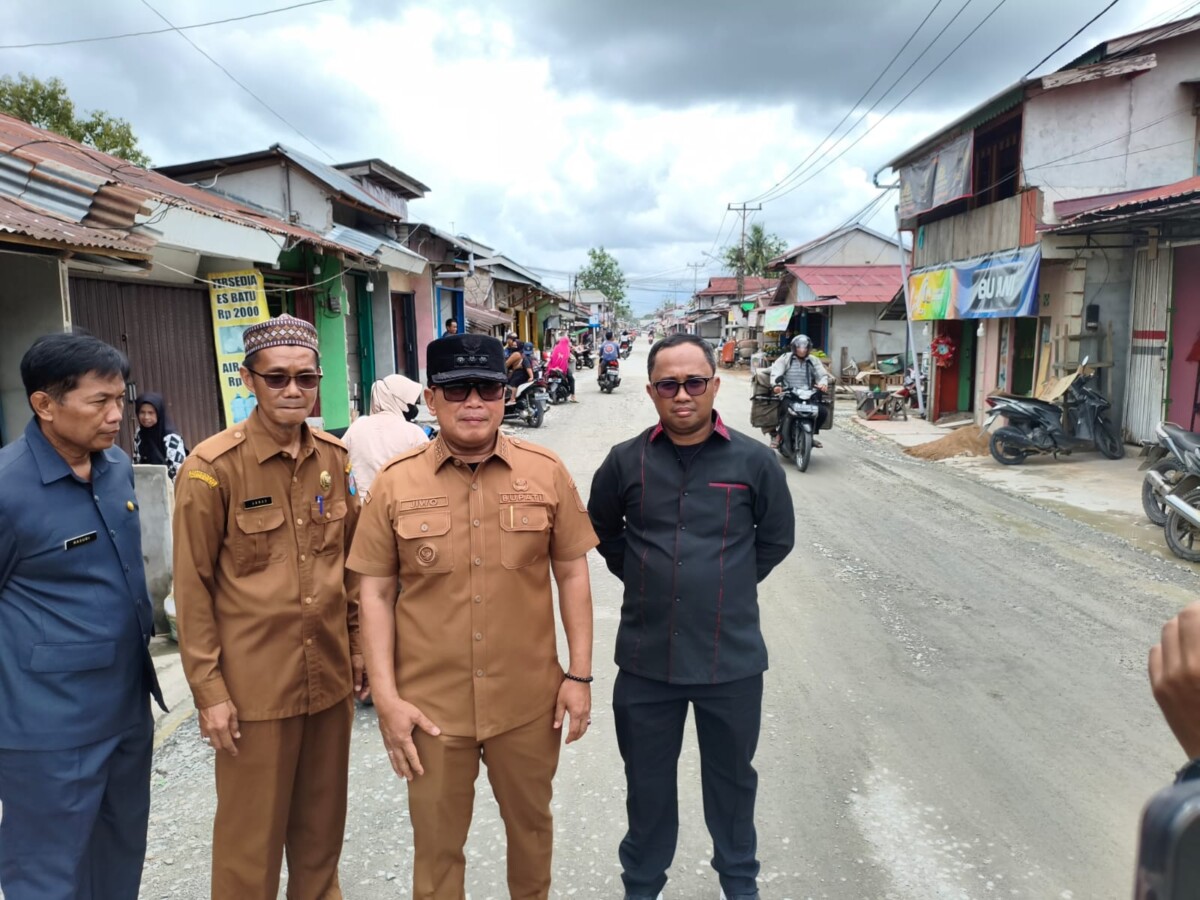 Bupati Kubu Raya, Sujiwo tinjau langsung pembangunan jalan poros ekonomi Desa Kuala Dua hingga Desa Mekar Sari, Selasa (3/3/2026)