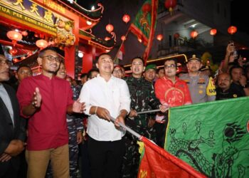 Alexander Wilyo melepas pawai Cap Go Meh di Ketapang, Selasa (03/03/2026).(Foto: Prokopim Pemkab Ketapang).