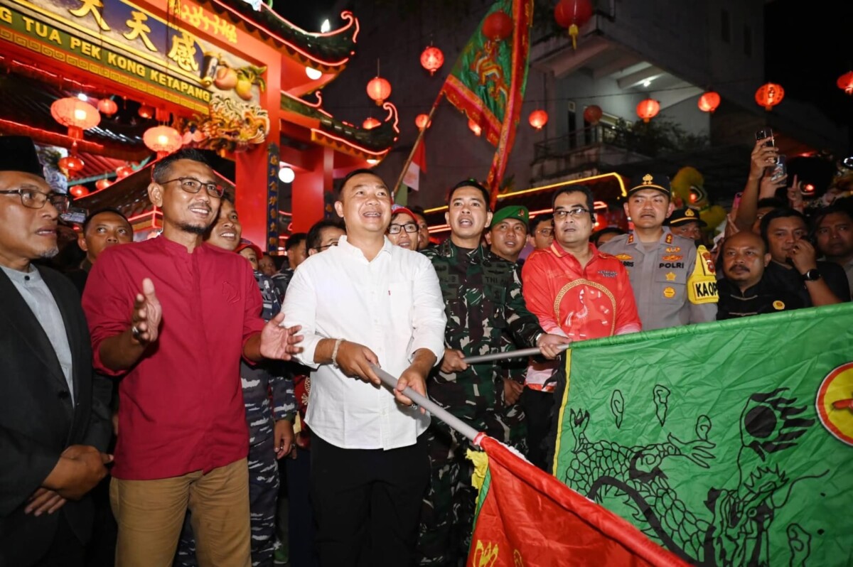 Alexander Wilyo melepas pawai Cap Go Meh di Ketapang, Selasa  (03/03/2026).(Foto: Prokopim Pemkab Ketapang).