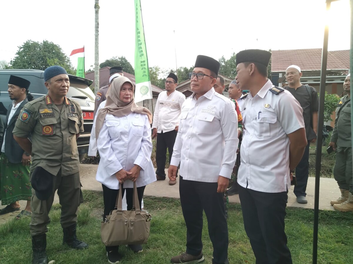 Bupati Sujiwo saat menghadiri kegiatan safari Ramadan dan haul akbar di Pondok Pesantren Darun Nasyiin, Desa Simpang Kanan, Kecamatan Sungai Ambawang, Rabu (4/3/2026).

