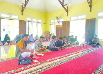 Kepala BPJS Ketenagakerjaan Kabupaten Kapuas Hulu saat melakukan sosialisasi di sekolah SDIT dan SMPIT Putussibau sebagai upaya percepatan target UCJ tahun 2026. (Ist)