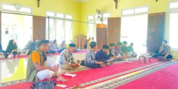 Kepala BPJS Ketenagakerjaan Kabupaten Kapuas Hulu saat melakukan sosialisasi di sekolah SDIT dan SMPIT Putussibau sebagai upaya percepatan target UCJ tahun 2026. (Ist)