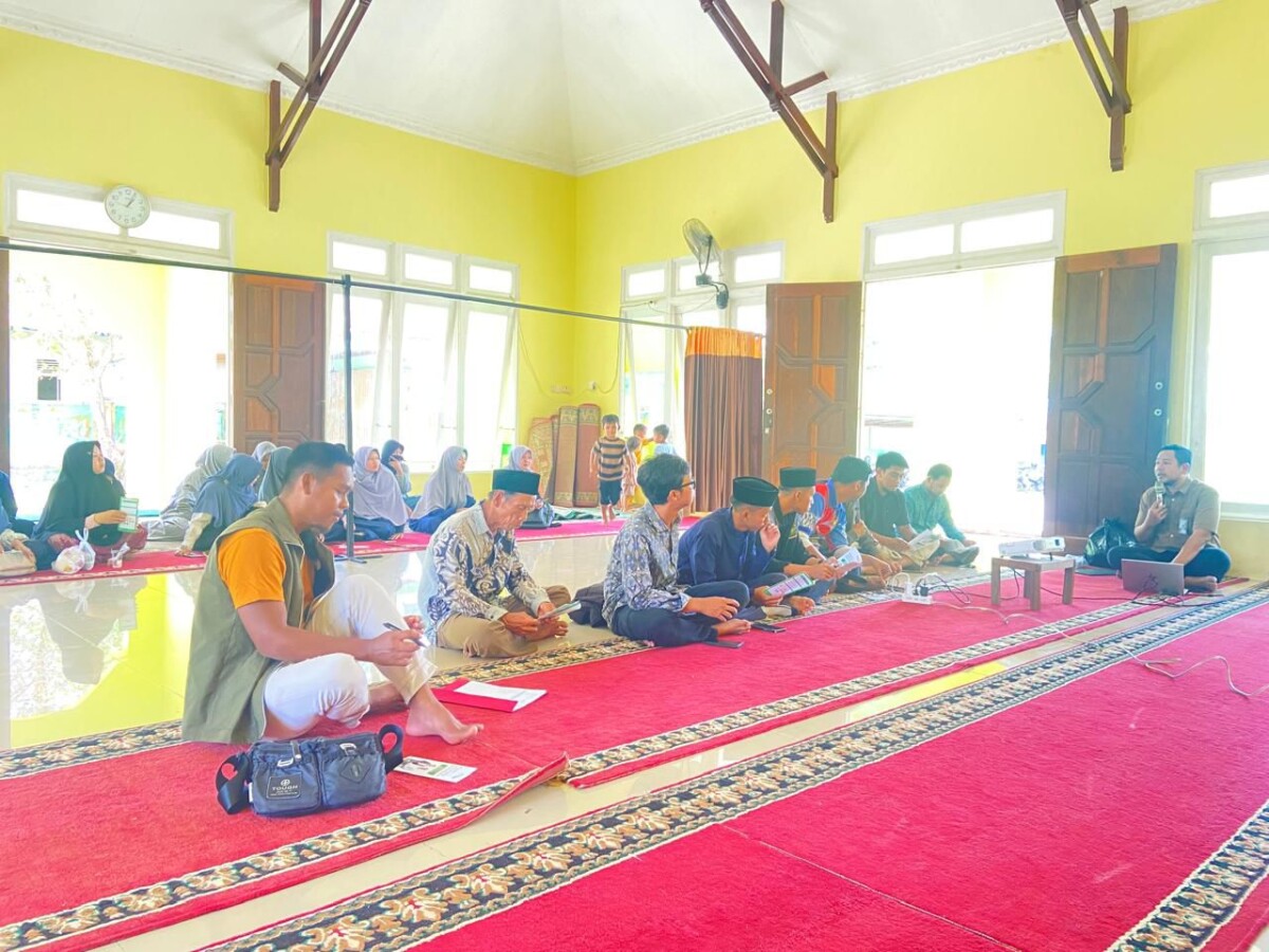 Kepala BPJS Ketenagakerjaan Kabupaten Kapuas Hulu saat melakukan sosialisasi di sekolah SDIT dan SMPIT Putussibau sebagai upaya percepatan target UCJ tahun 2026. (Ist)
