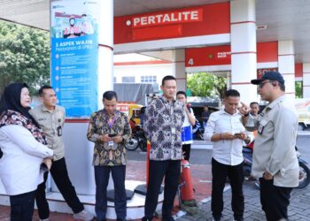 Pj Sekdakab Jember Ahmad Helmi Luqman pakai topi memimpin Tim TPID bersama SBM Pertamina Jember tinjau beberapa SPBU di Jember kota (foto: istimewa)