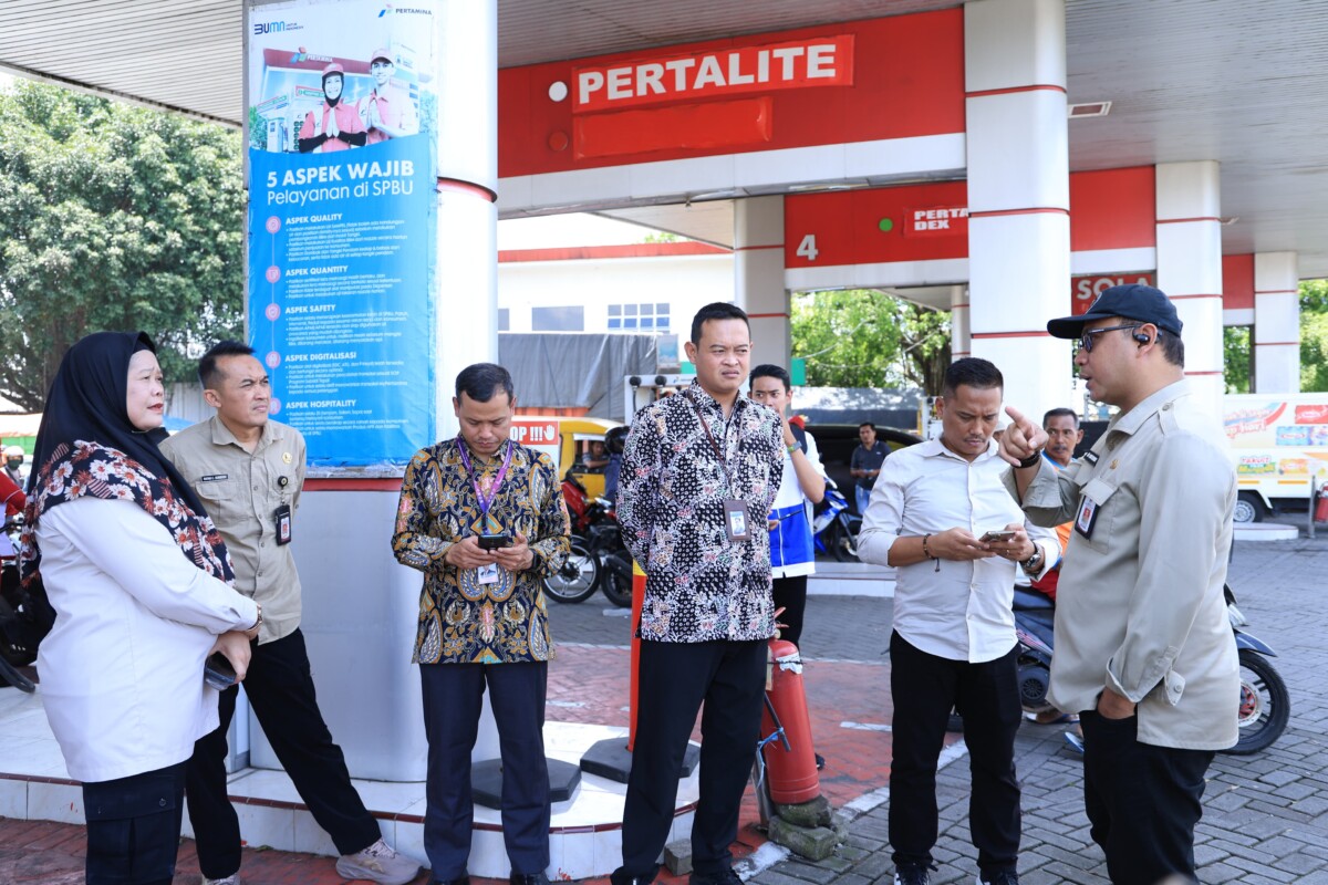 Pj Sekdakab Jember Ahmad Helmi Luqman pakai topi memimpin Tim TPID bersama SBM Pertamina Jember tinjau beberapa SPBU di Jember kota (foto: istimewa)