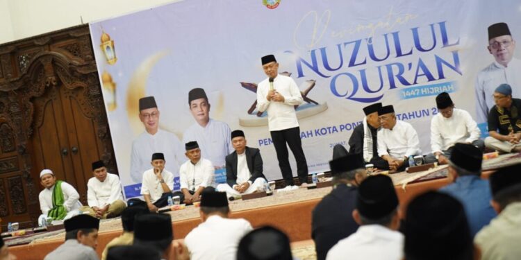 Wali Kota Pontianak Edi Rusdi Kamtono menyampaikan sambutan pada peringatan Nuzulul Quran sekaligus buka puasa bersama di Aula Rumah Dinas
