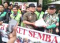 Sujiwo bagikan langsung ojol paket sembako di kediaman pribadinya di Kompleks Mediteranian Palace, Sungai Raya Dalam, Pontianak, Kamis (5/3/2026).