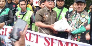 Sujiwo bagikan langsung ojol paket sembako di kediaman pribadinya di Kompleks Mediteranian Palace, Sungai Raya Dalam, Pontianak, Kamis (5/3/2026).