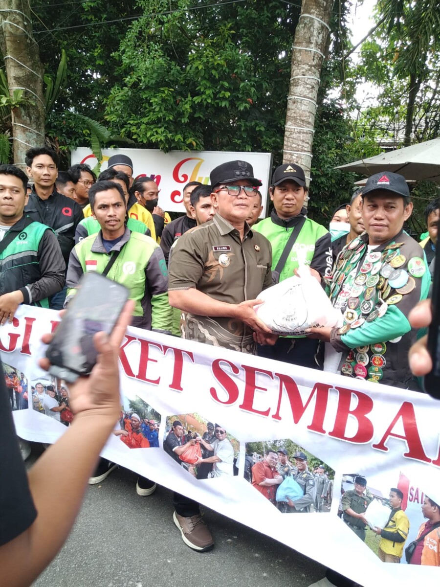 Sujiwo bagikan langsung ojol paket sembako di kediaman pribadinya di Kompleks Mediteranian Palace, Sungai Raya Dalam, Pontianak, Kamis (5/3/2026).