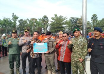 Sujiwo berikan apresiasi kepada para relawan damkar yang berperan besar dalam penanganan karhutla, melalui penyerahan bantuan paket sembako kepada para relawan, Jumat (6/3/2026).