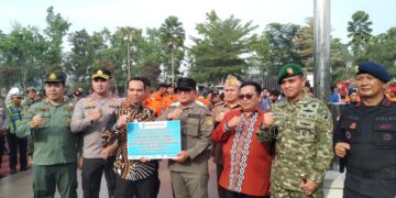 Sujiwo berikan apresiasi kepada para relawan damkar yang berperan besar dalam penanganan karhutla, melalui penyerahan bantuan paket sembako kepada para relawan, Jumat (6/3/2026).