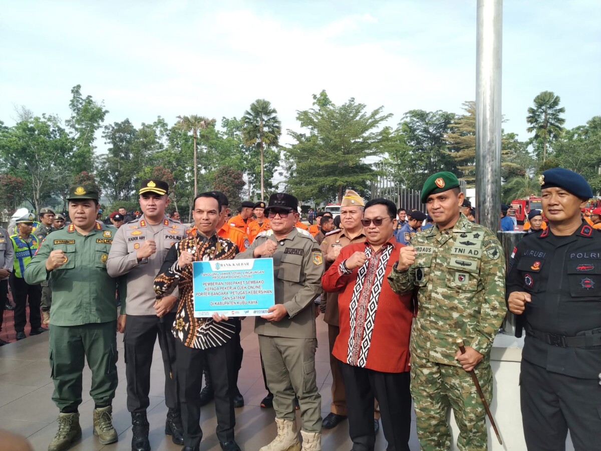 Sujiwo berikan apresiasi kepada para relawan damkar yang berperan besar dalam penanganan karhutla, melalui penyerahan bantuan paket sembako kepada para relawan, Jumat (6/3/2026).