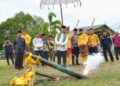 Bupati Ketapang menyulut meriam padam pelite sebelum berbuka puasa. Foto: Prokopim.