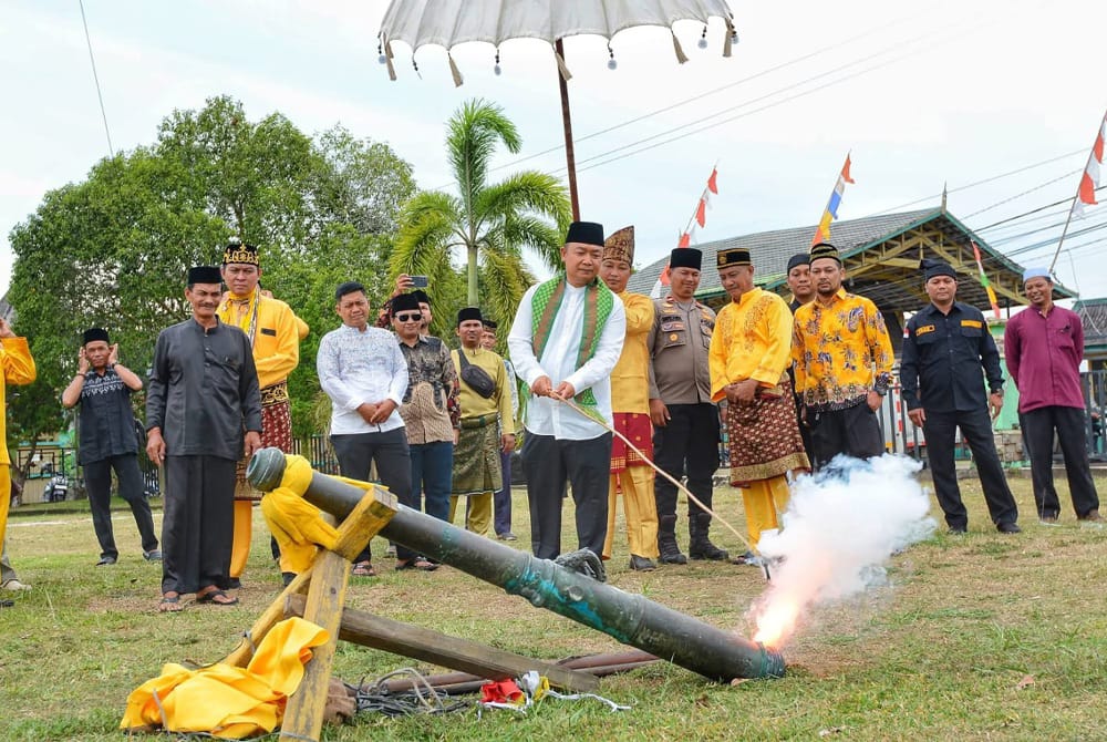 Bupati Ketapang menyulut meriam padam pelite sebelum berbuka puasa. Foto: Prokopim.