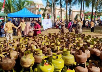 Suasana pasar murah di Kecamatan Benua Kayong. Foto: Ist.