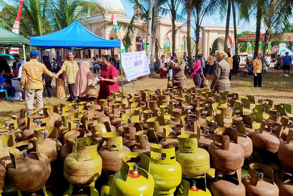 Suasana pasar murah di Kecamatan Benua Kayong. Foto: Ist.