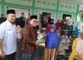 Wakil Bupati Kubu Raya Sukiryanto saat meninjau operasi pasar di halaman Masjid Nurul Iman, Desa Mekar Baru, Kecamatan Sungai Raya, Jumat (6/3/2026).
