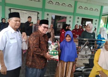 Wakil Bupati Kubu Raya Sukiryanto saat meninjau operasi pasar di halaman Masjid Nurul Iman, Desa Mekar Baru, Kecamatan Sungai Raya, Jumat (6/3/2026).