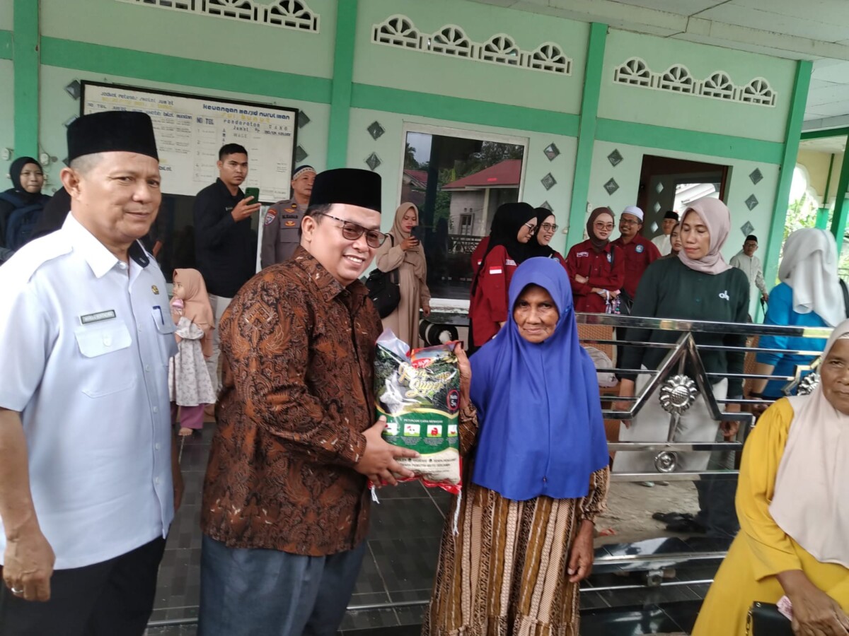 Wakil Bupati Kubu Raya Sukiryanto saat meninjau operasi pasar di halaman Masjid Nurul Iman, Desa Mekar Baru, Kecamatan Sungai Raya, Jumat (6/3/2026).
