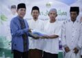 Wakil Bupati Ketapang, Jamhuri Amir menyerahkan bantuan beras kepada perwakilan masyarakat, Kamis (05/03/2026). Foto: Prokopim Pemkab Ketapang.