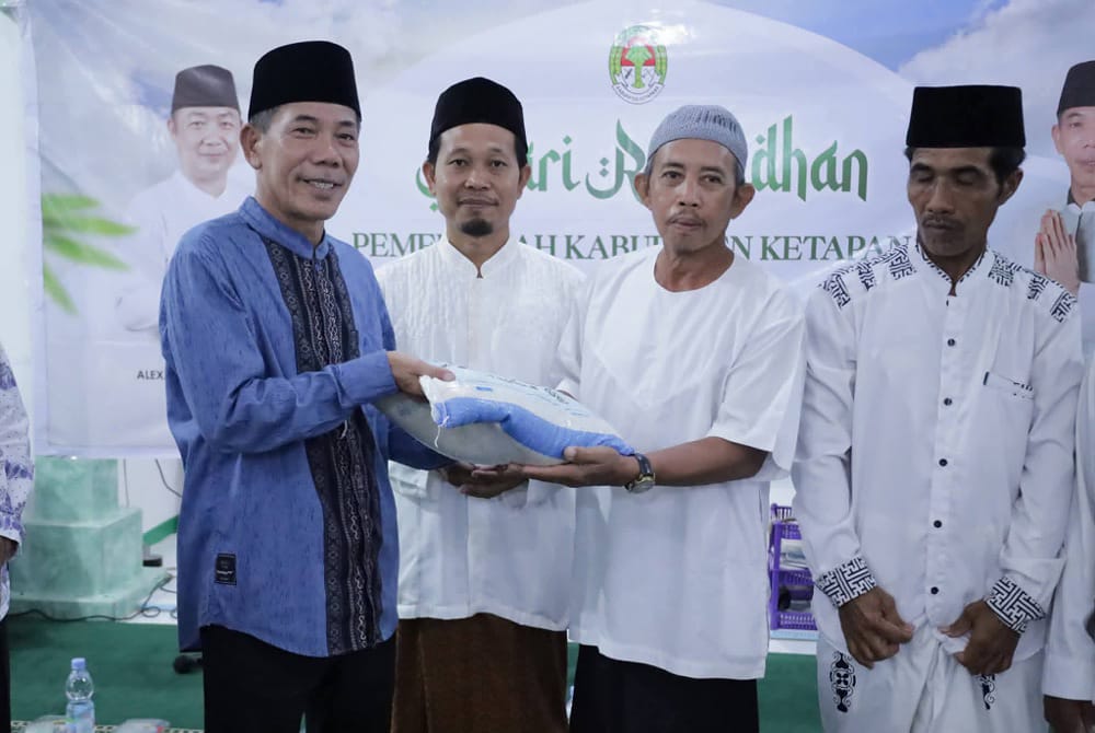 Wakil Bupati Ketapang, Jamhuri Amir menyerahkan bantuan beras kepada perwakilan masyarakat, Kamis (05/03/2026). Foto: Prokopim Pemkab Ketapang.
