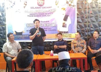 Anggota Dewan Perwakilan Rakyat Republik Indonesia Gulam Mohamad Sharon saat berada di Kapuas Hulu bertemu dengan para penambang. Ist