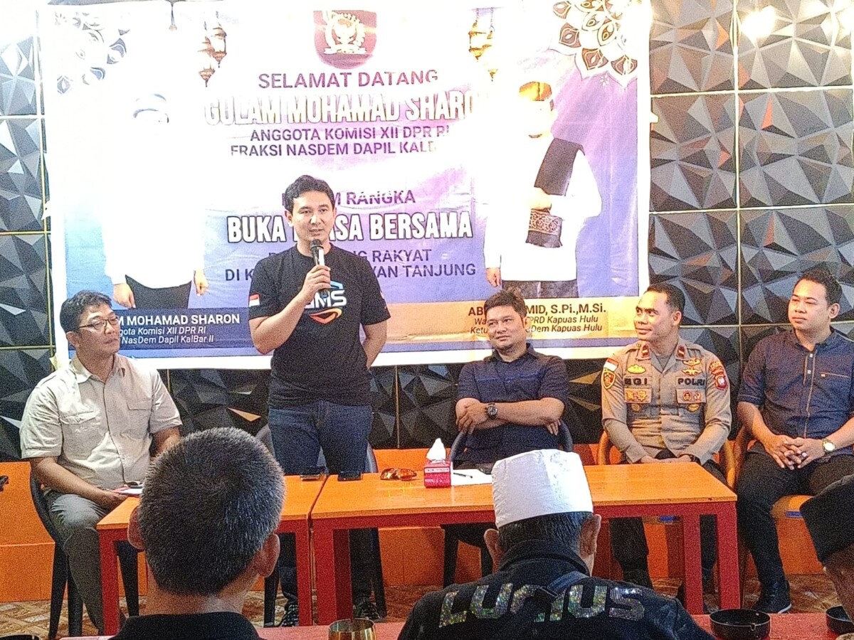 Anggota Dewan Perwakilan Rakyat Republik Indonesia Gulam Mohamad Sharon saat berada di Kapuas Hulu bertemu dengan para penambang.  Ist