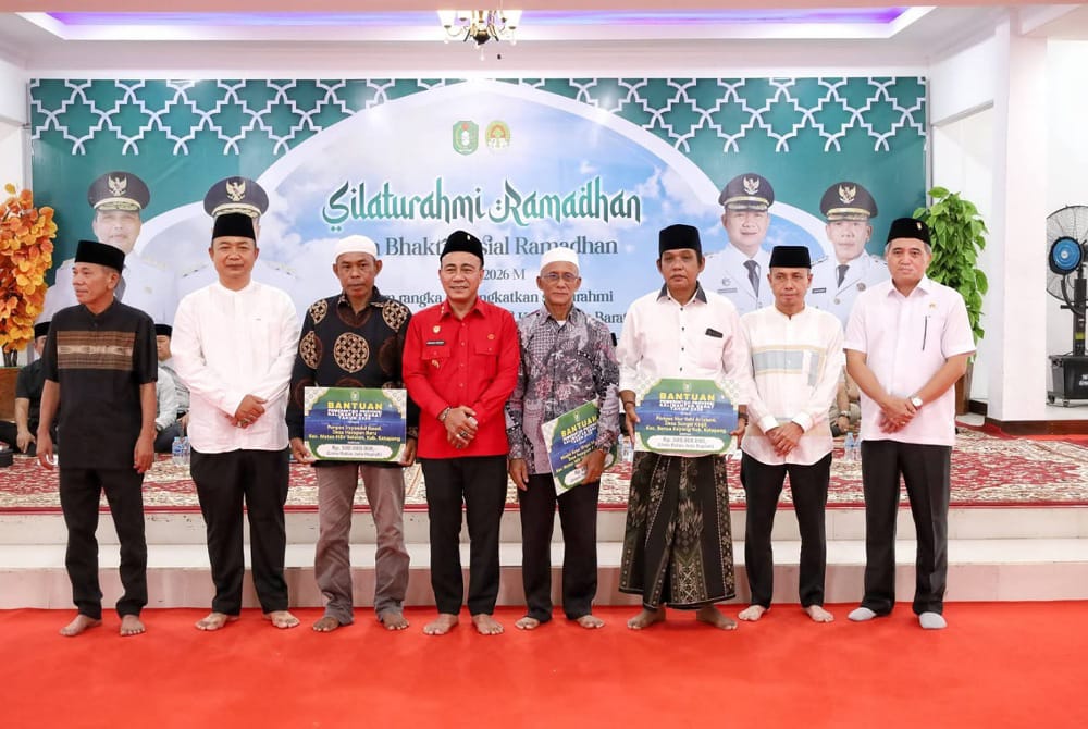 Wakil Gubernur Kalimantan Barat, Krisantus Kurniawan bersama Bupati Ketapang Alexander Wilyo dan Wakil Bupati Jamhuri Amir berfoto bersama usai penyerahan bantuan, Jumat (06/03/2026). Foto: Prokopim.