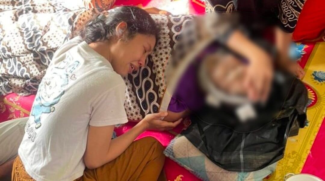 Salah satu penambang yang meninggal di lokasi tambang sudah dievakuasi kerumah nya. Dimana dalam kejadian ini ada tujuh warga yang meninggal. Ist