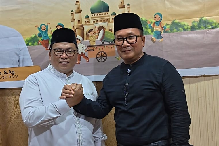 Bupati Sujiwo saat menghadiri buka puasa bersama di kediaman Wakil Bupati Sukiryanto di Pontianak, Sabtu (7/3/2026).
