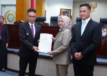 Wali Kota Pontianak Edi Rusdi Kamtono menyerahkan pidato tanggapan dan jawaban atas pandangan umum Fraksi-fraksi terhadap tiga Raperda Kota Pontianak.